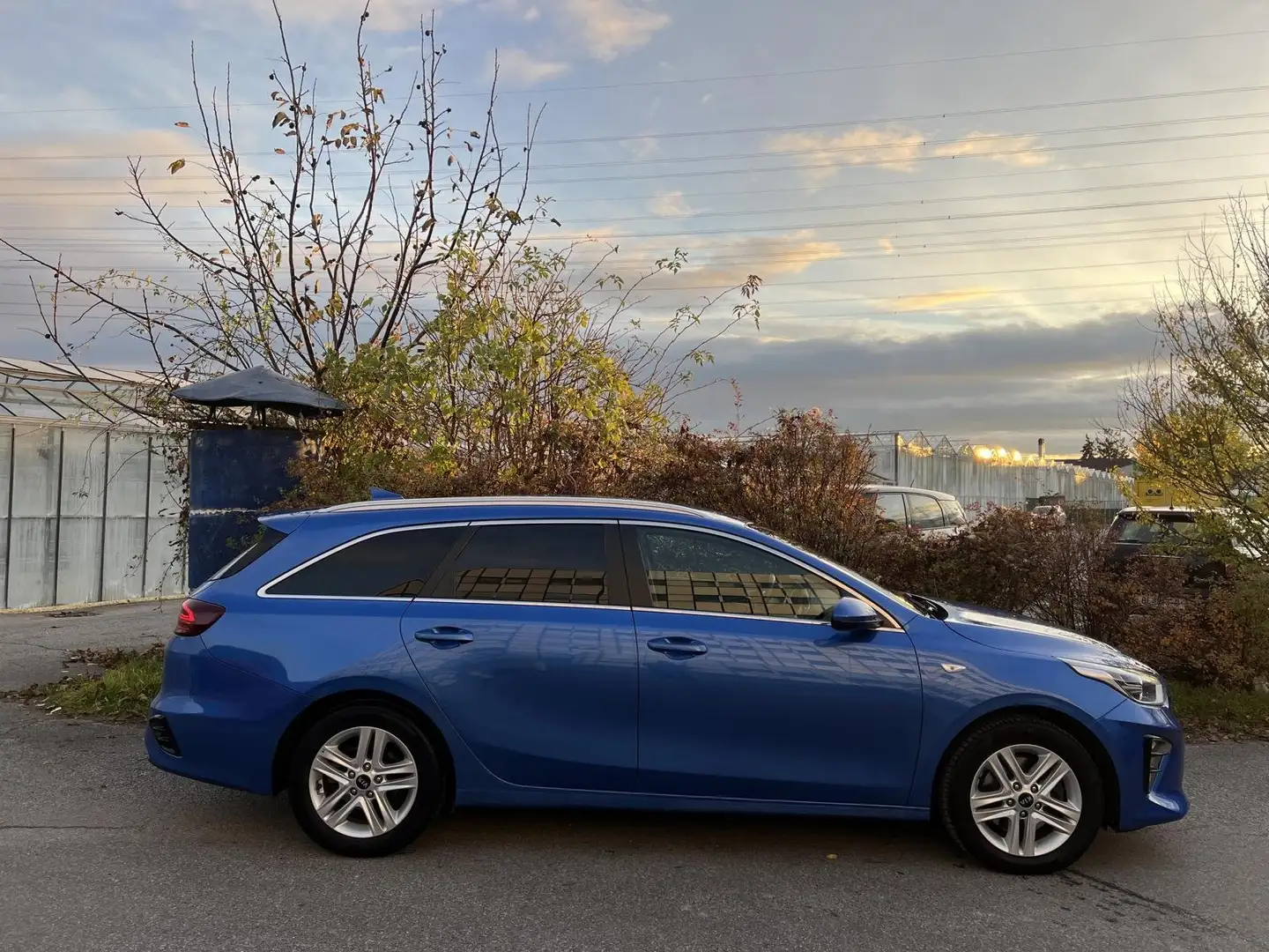 Kia Ceed SW / cee'd SW Kombi 1,6 CRDi Aut. Navi AHK RKamera CarPlay SR+WR Bleu - 2