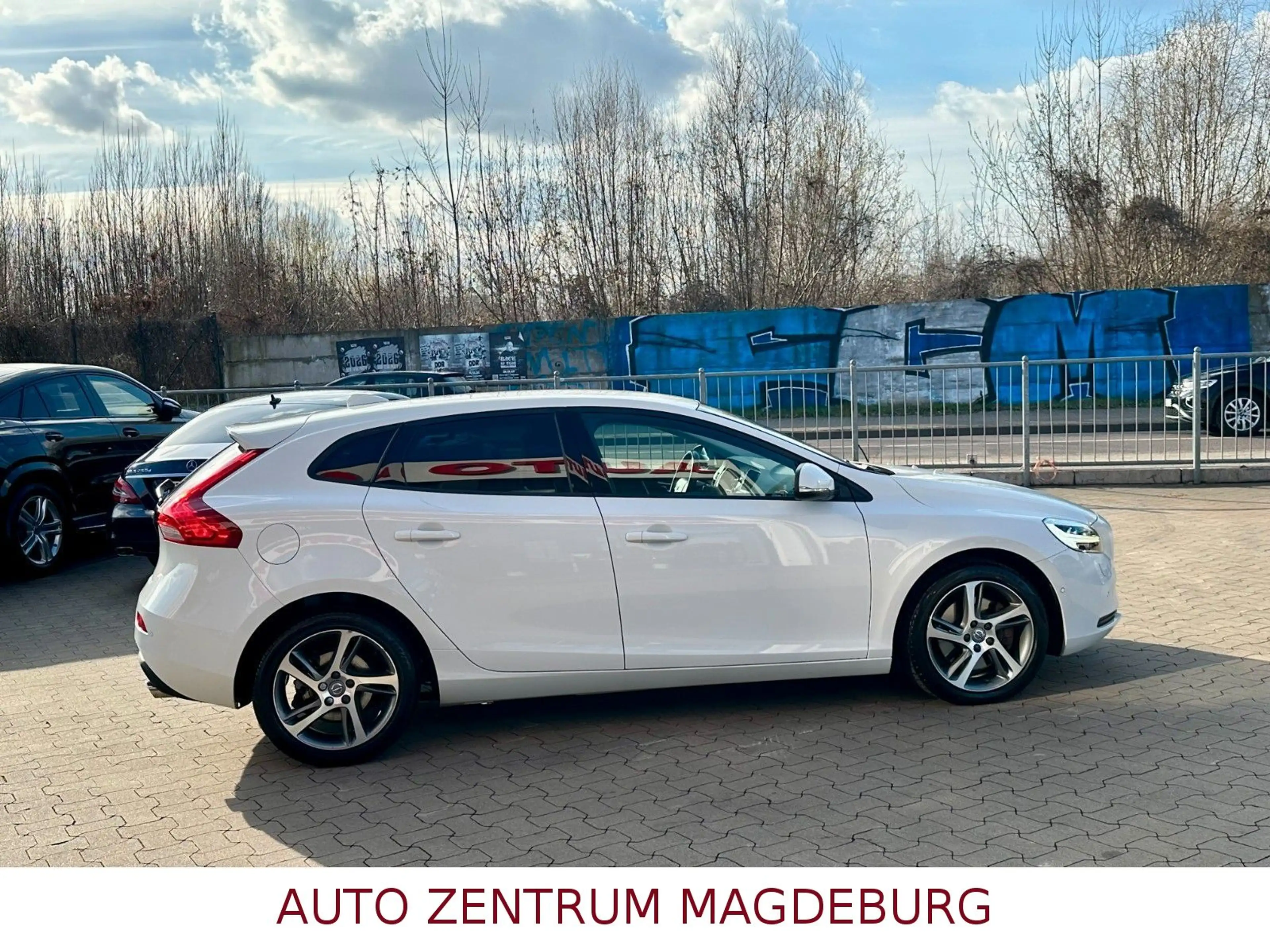 Volvo V40 Momentum *NAVI*KAMERA*LED*TOTEWINKEL*SPURH* — photo 5