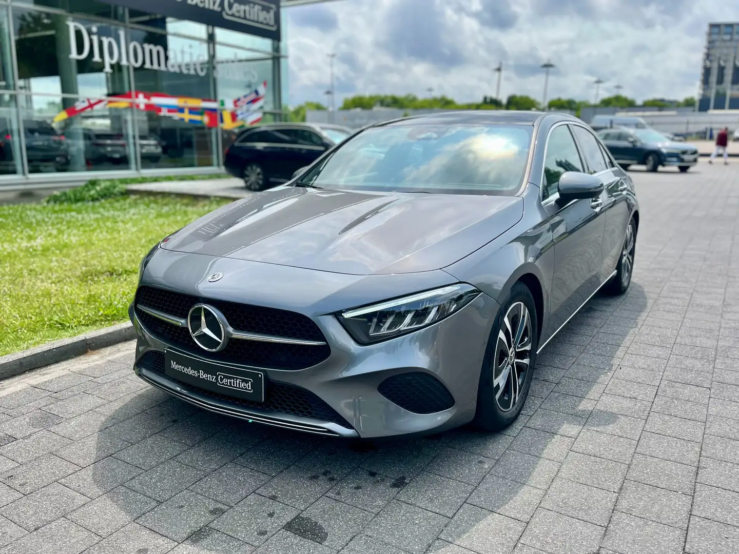Mercedes-Benz A 180 d Sedan Business Line Grijs - 1