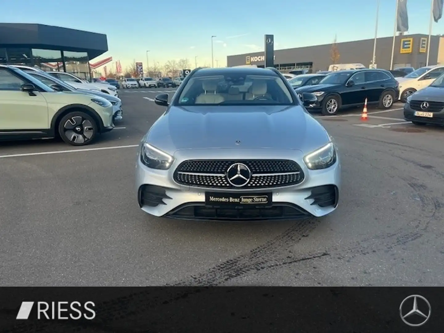 Mercedes-Benz E 300 de 4MATIC T-Modell ACC AHK AUT Bel.Sitz LM Silber - 2