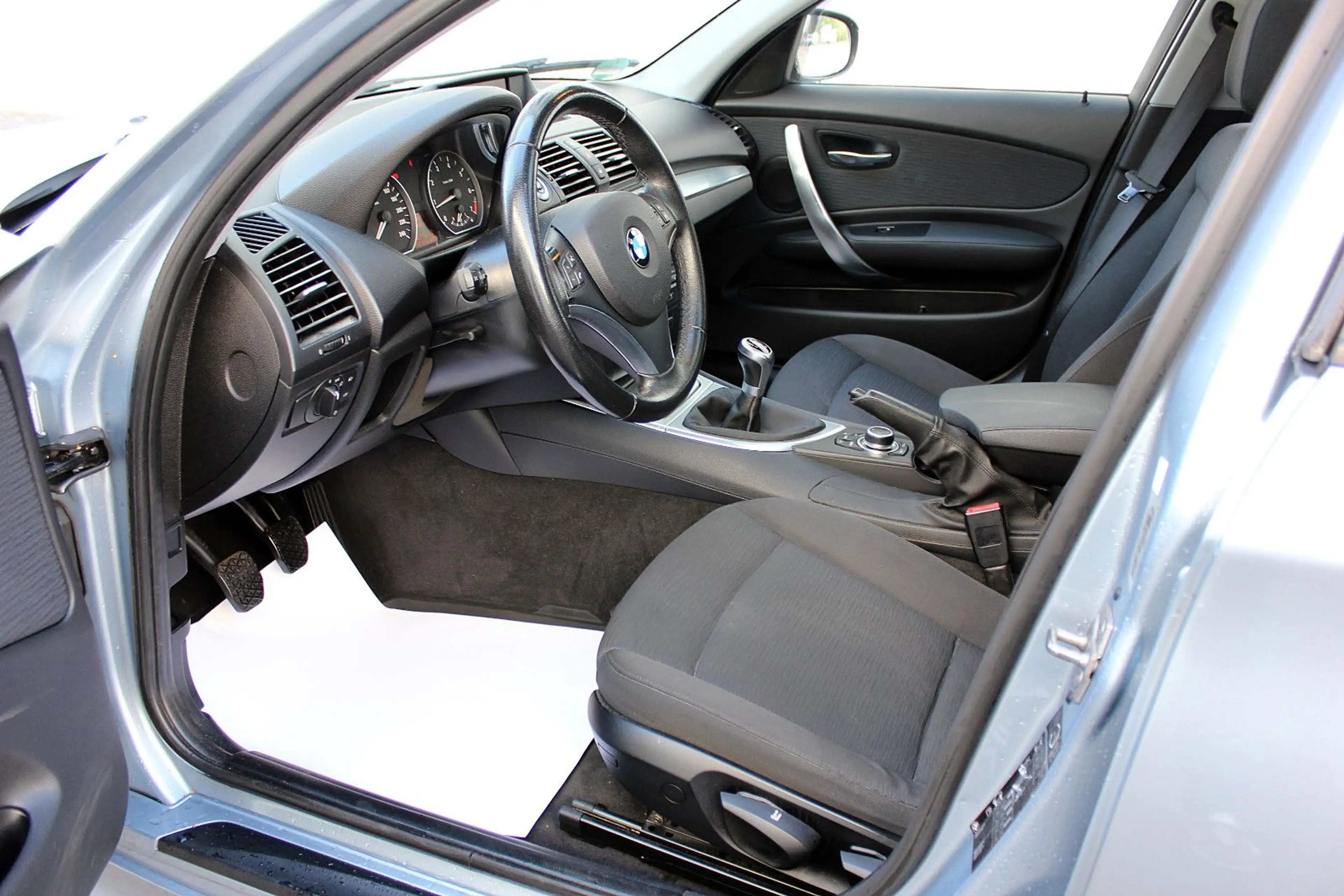 BMW 118 i NAVI XENON ABGAS 18" M FELGEN — photo 8