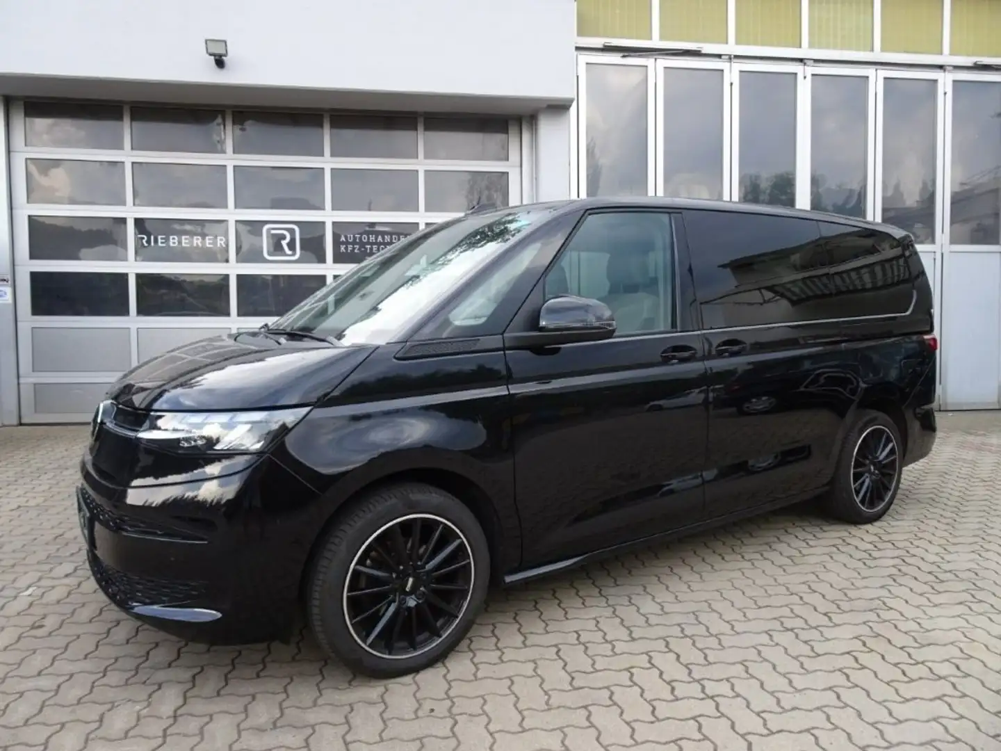 Volkswagen T7 Multivan Life lang Schwarz - 1
