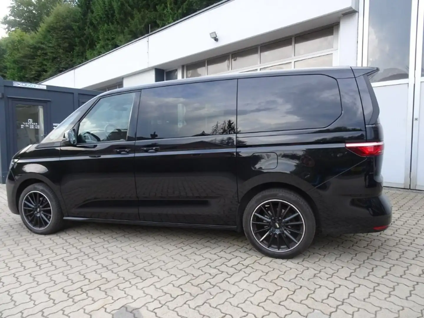 Volkswagen T7 Multivan Life lang Schwarz - 2