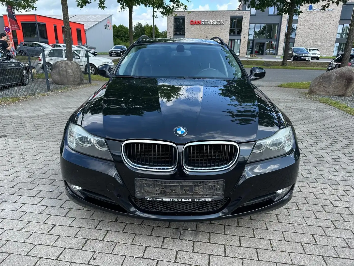 BMW 318 d Touring Comfort Tempomat Start/Stop PDC Schwarz - 2