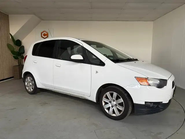 Mitsubishi Colt view 10