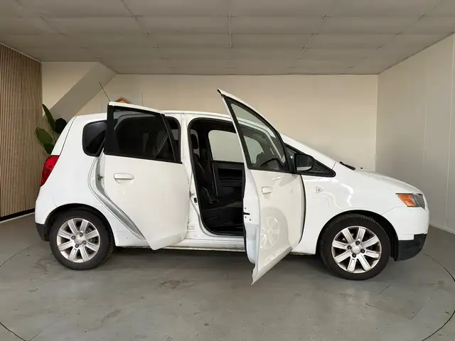 Mitsubishi Colt view 9