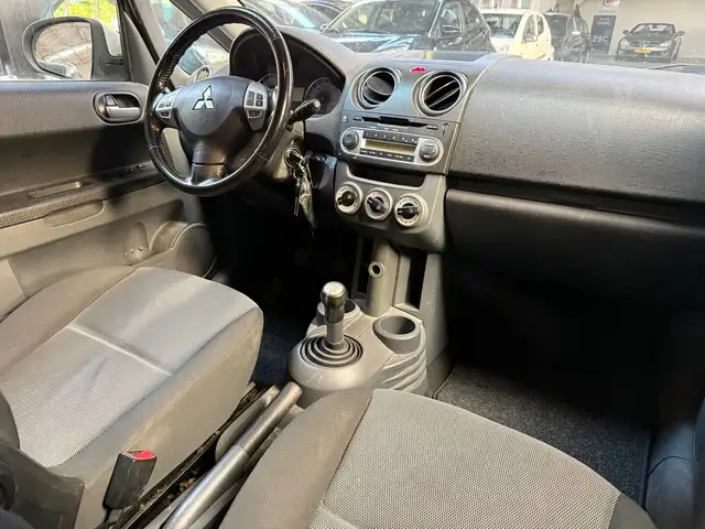 Mitsubishi Colt view 3