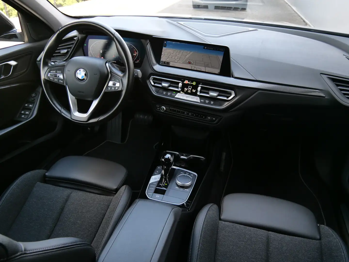 BMW 118 1-serie 118i Business Edition 136pk Automaat Apple Grijs - 2