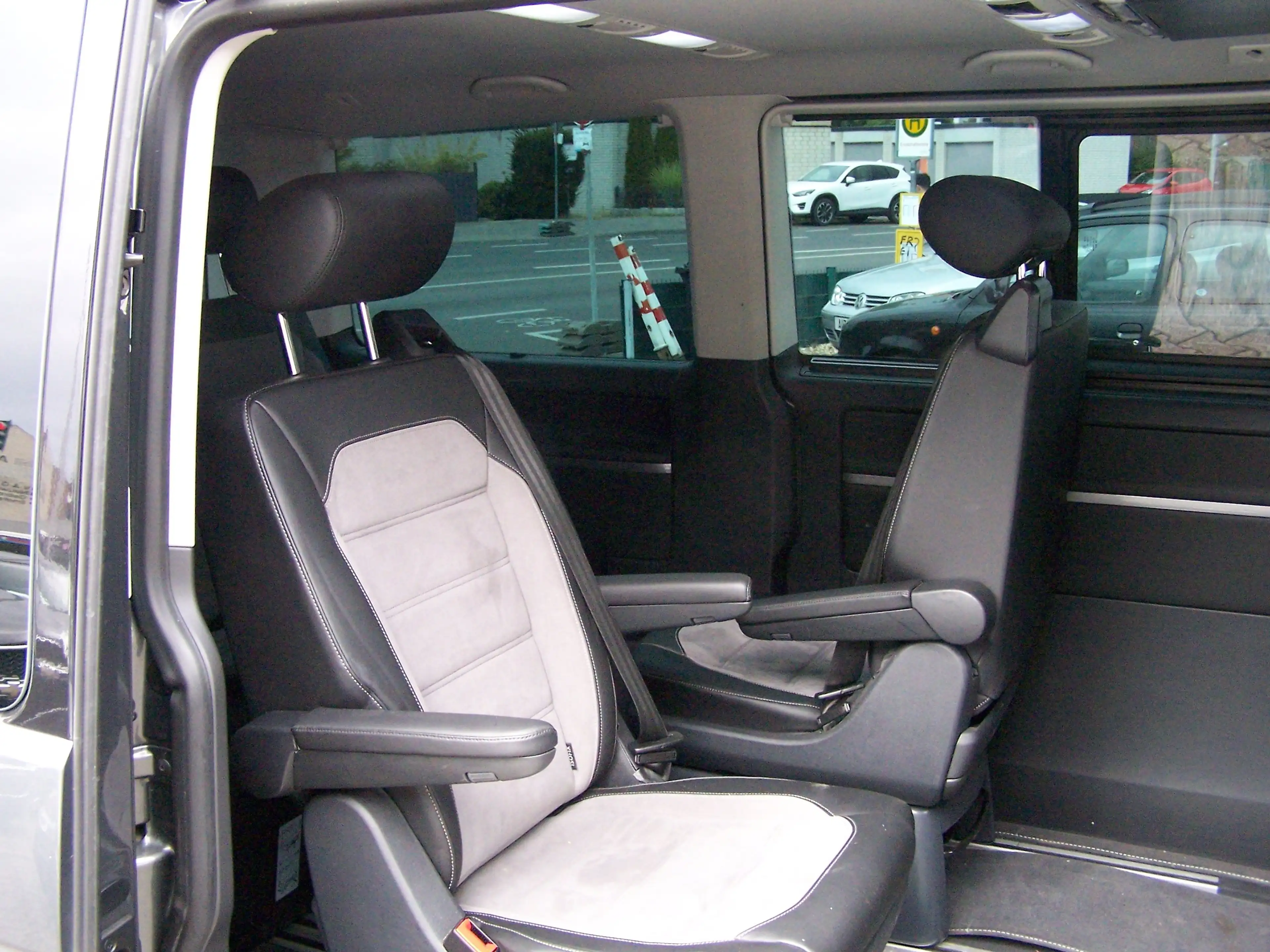 Volkswagen T6.1 Multivan Multivan Highline FWD — photo 8