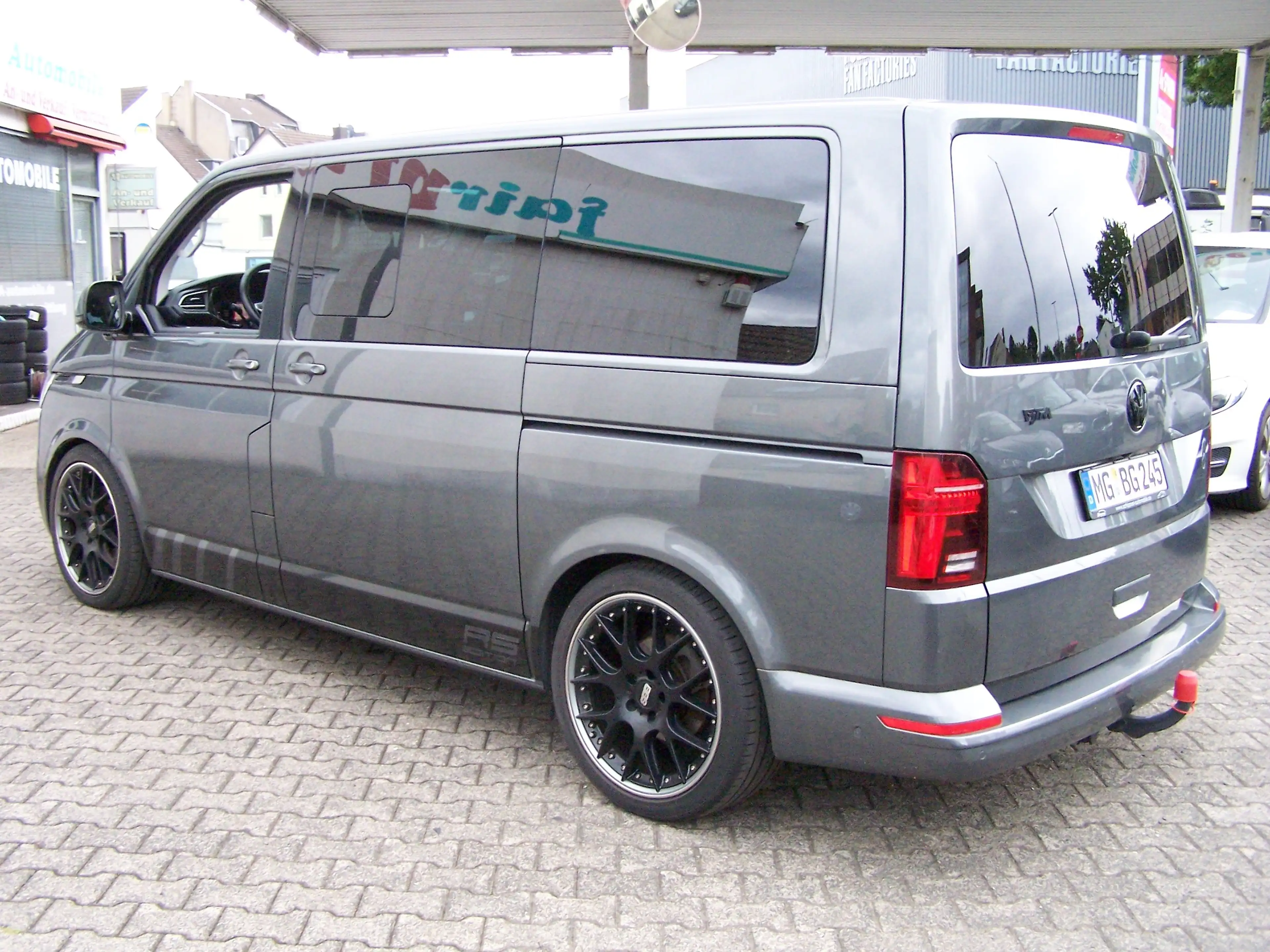 Volkswagen T6.1 Multivan Multivan Highline FWD — photo 3