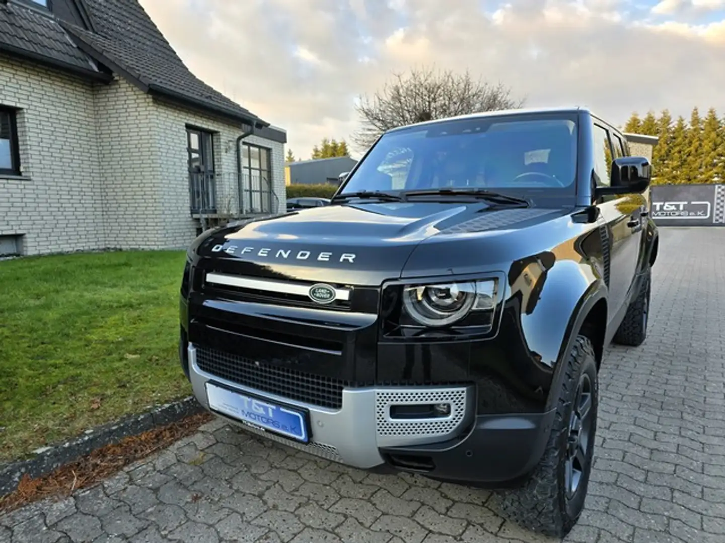 Land Rover Defender D240 110 SE AHK*Standheiz*360*Meridian* Zwart - 1