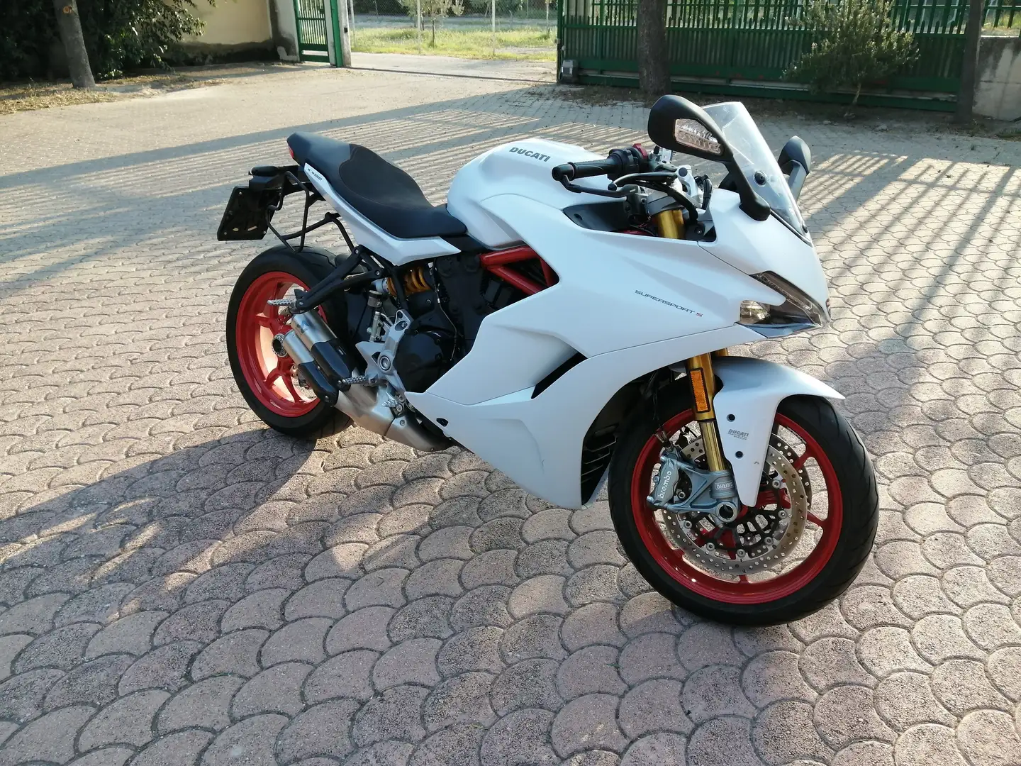 Ducati SuperSport 939 S con telai e borse rigide Bianco - 1