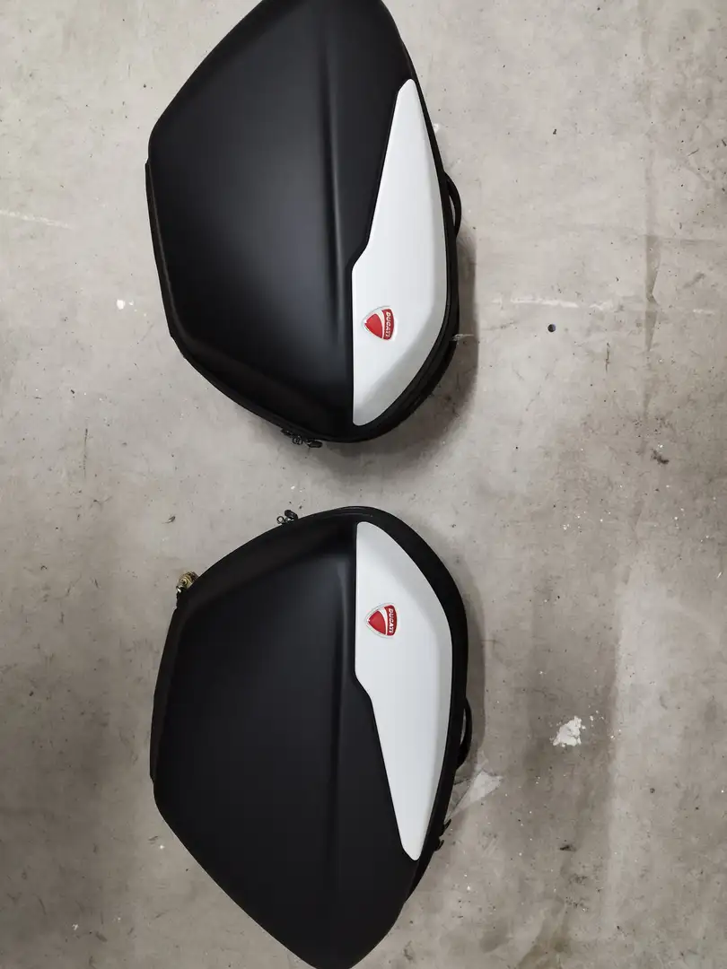 Ducati SuperSport 939 S con telai e borse rigide Bianco - 2