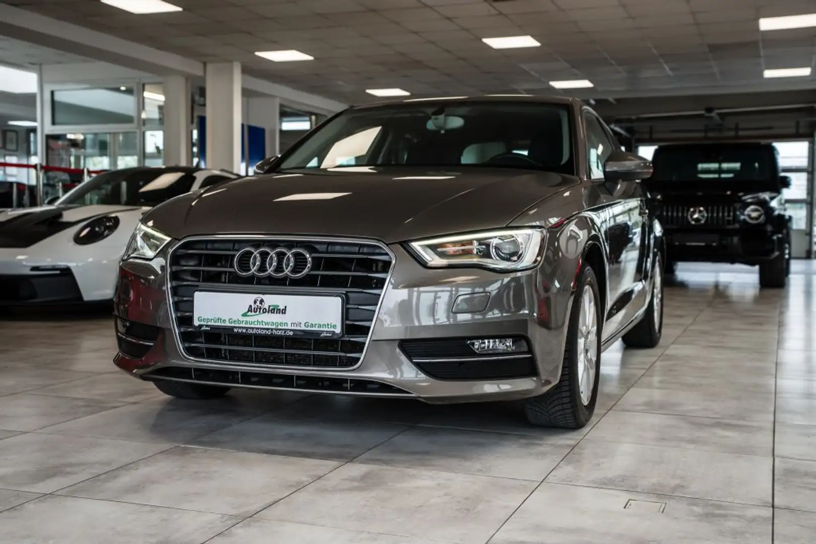 Audi A3 1.2 TFSI Attraction*LED*KLIMA*AZV*SzHg*TÜVNEU Gris - 1