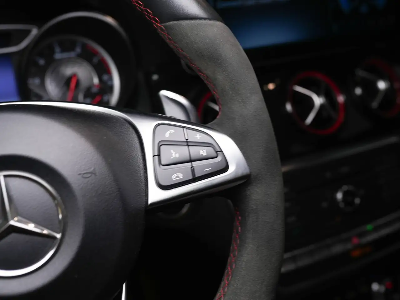 Mercedes-Benz CLA снимка Mercedes-Benz CLA