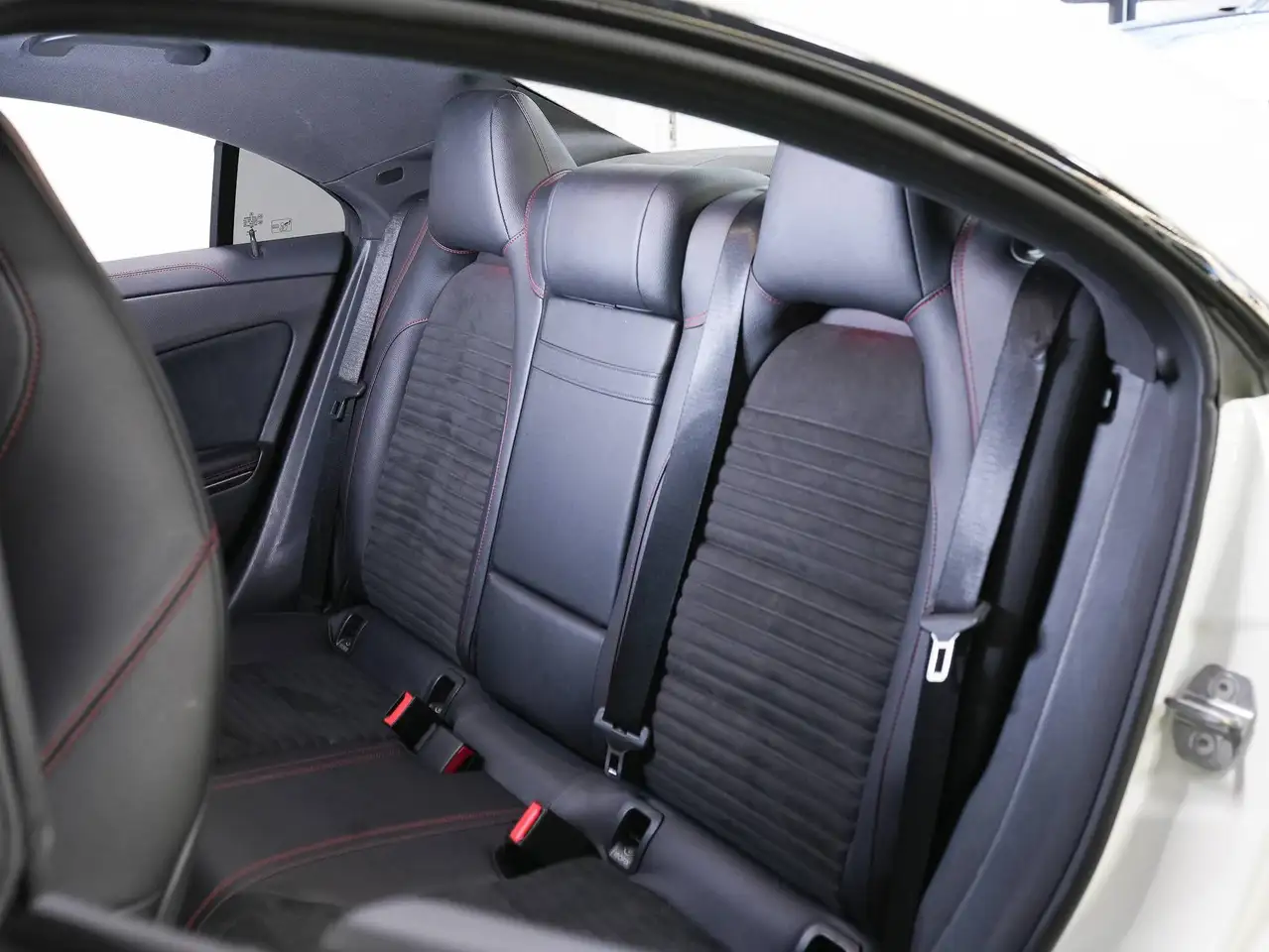 Mercedes-Benz CLA снимка Mercedes-Benz CLA