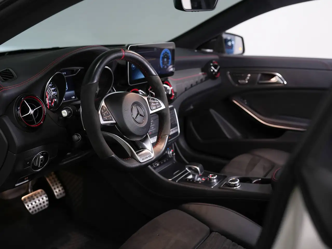 Mercedes-Benz CLA снимка Mercedes-Benz CLA