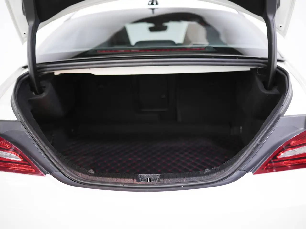 Mercedes-Benz CLA снимка Mercedes-Benz CLA