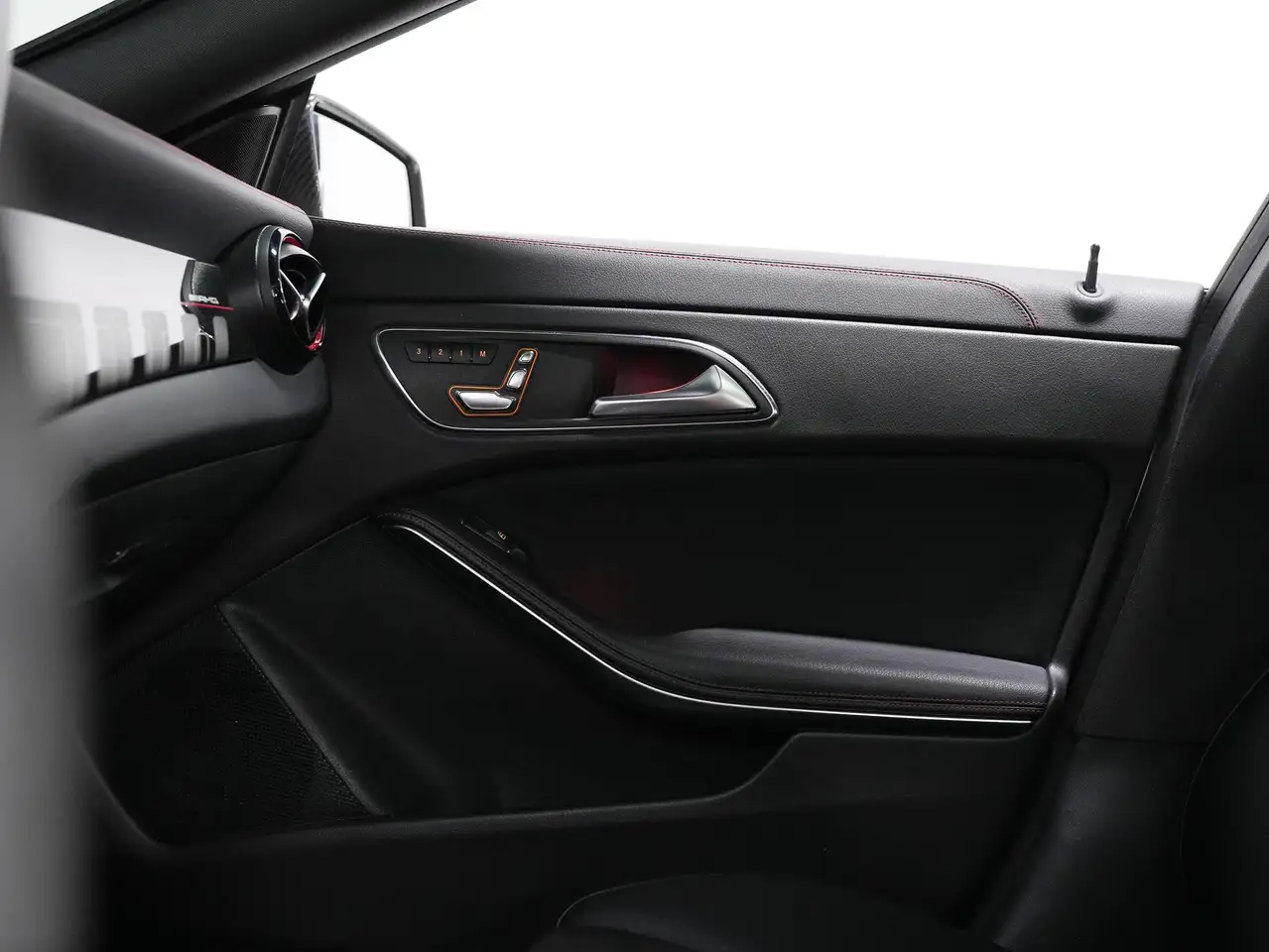 Mercedes-Benz CLA снимка Mercedes-Benz CLA