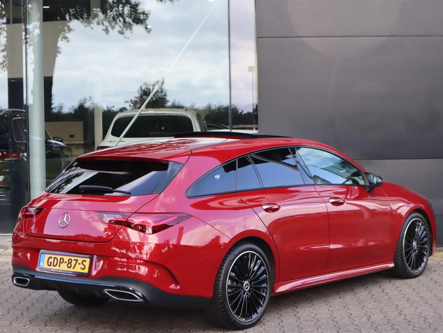 Mercedes-Benz CLA 180 Shooting Brake Star Edition AMG Line | Panoramadak Rouge - 2