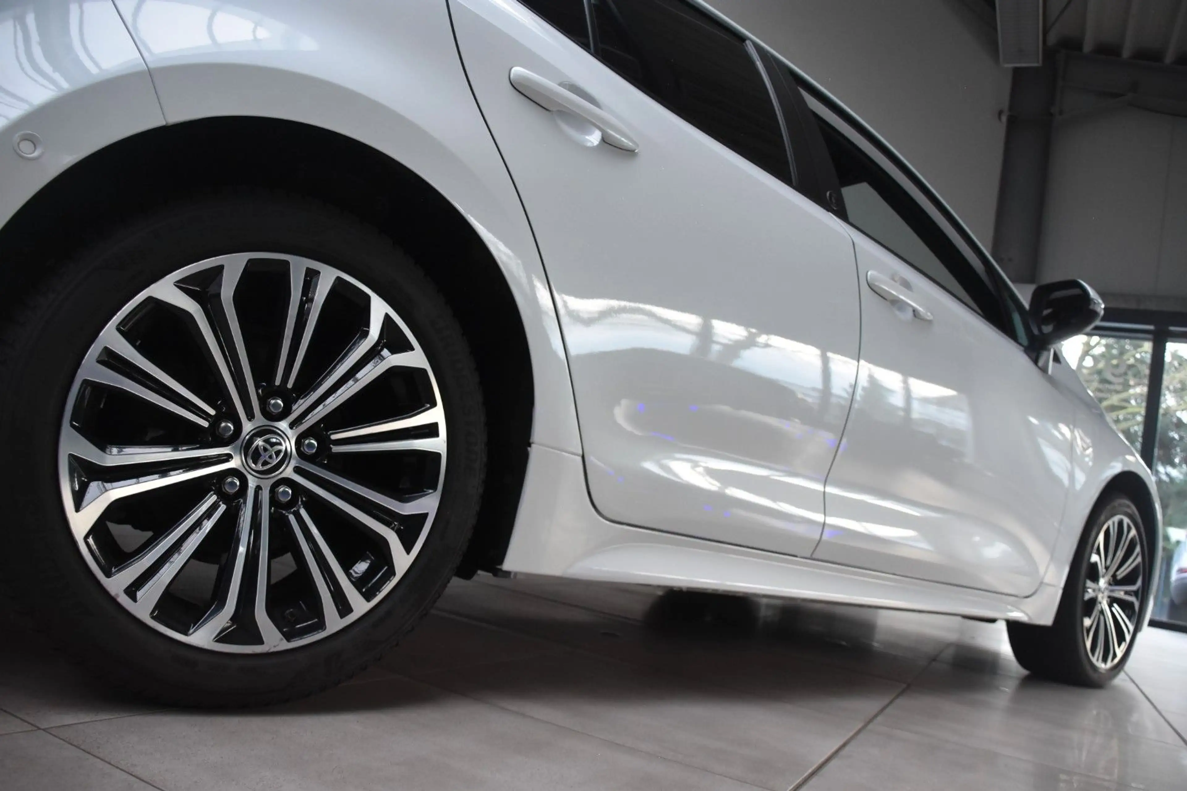 Toyota Corolla Hybrid Team D LED Kamera AppNavi Tempo — photo 4