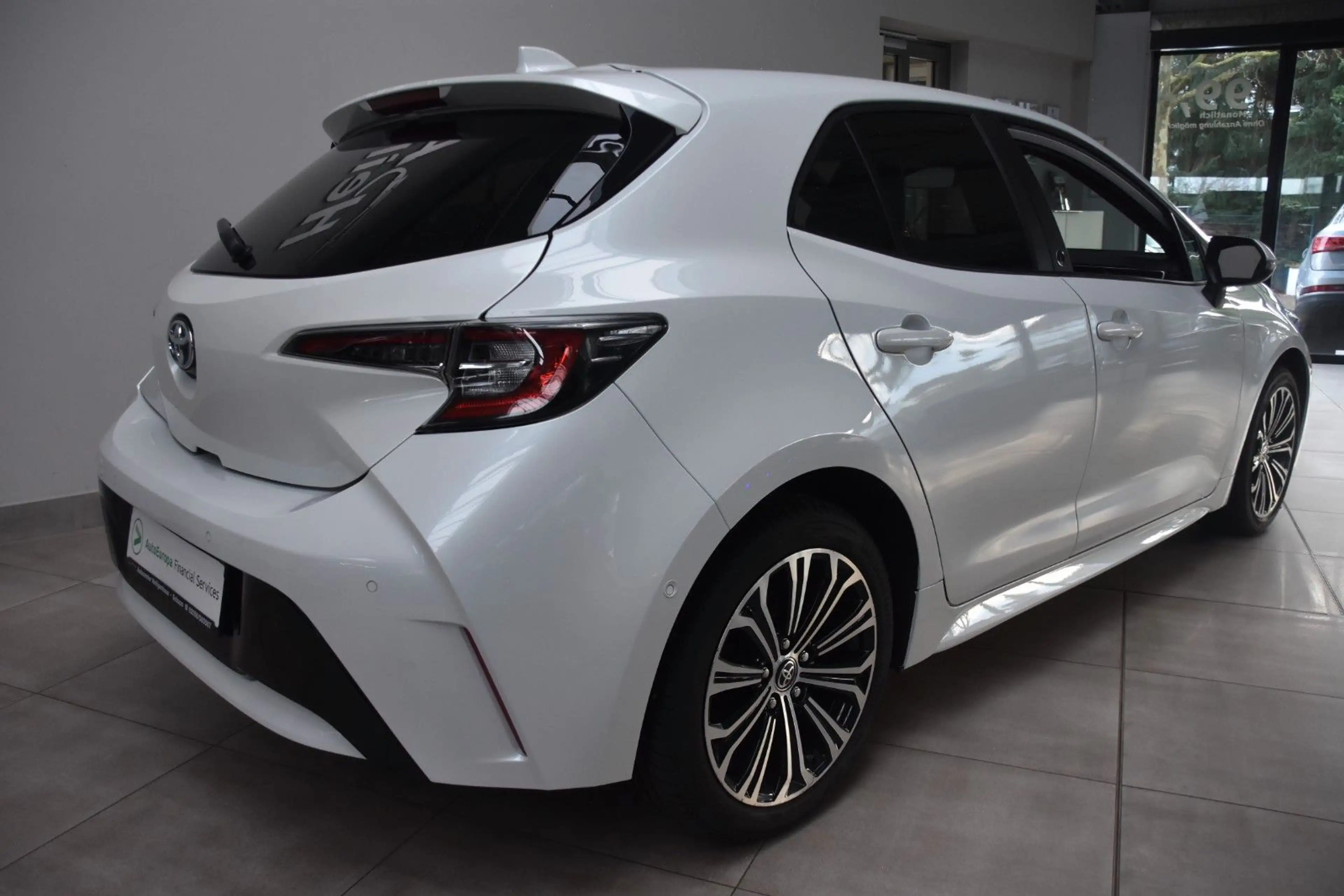 Toyota Corolla Hybrid Team D LED Kamera AppNavi Tempo — photo 3