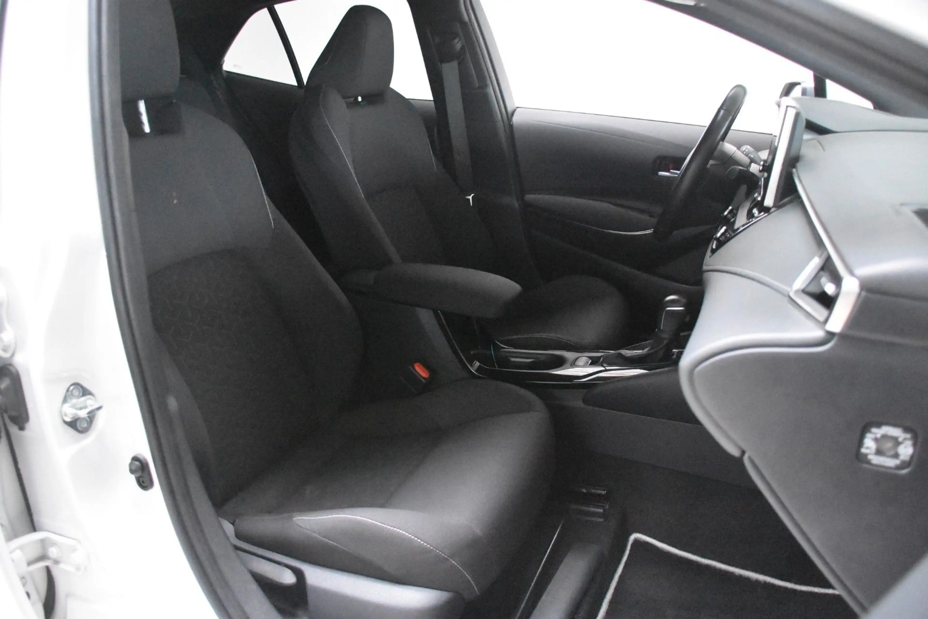 Toyota Corolla Hybrid Team D LED Kamera AppNavi Tempo — photo 12