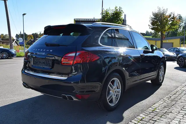 Porsche Cayenne view 3