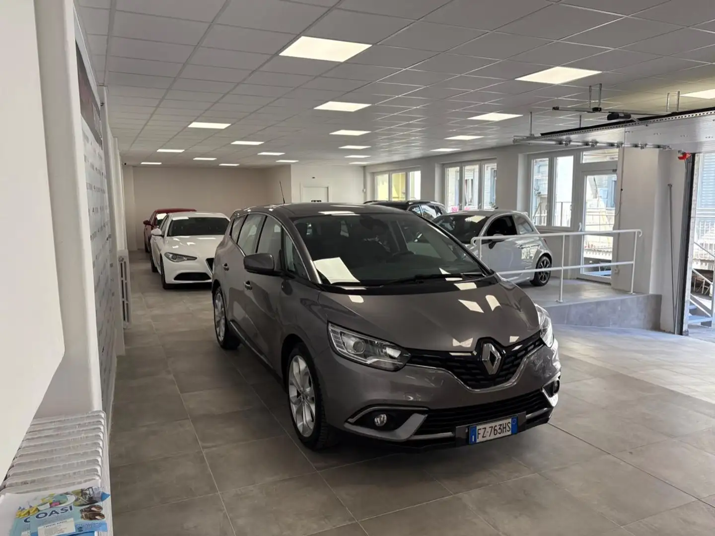 Renault Grand Scenic Blue dCi 120 CV Business 7 POSTI IVA ESPOSTA Grigio - 2