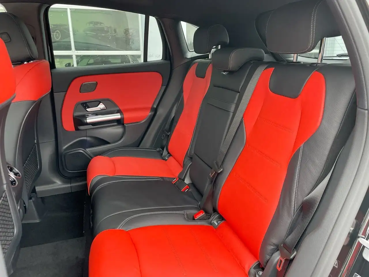 Mercedes-Benz GLA снимка Mercedes-Benz GLA