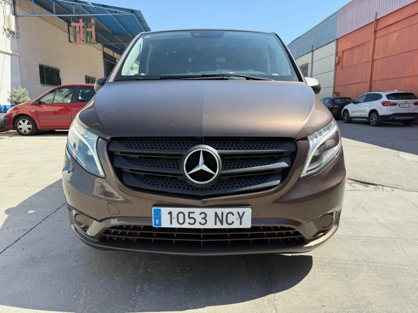 Mercedes-Benz Vito Furgón 111CDI Compacta Brun - 1