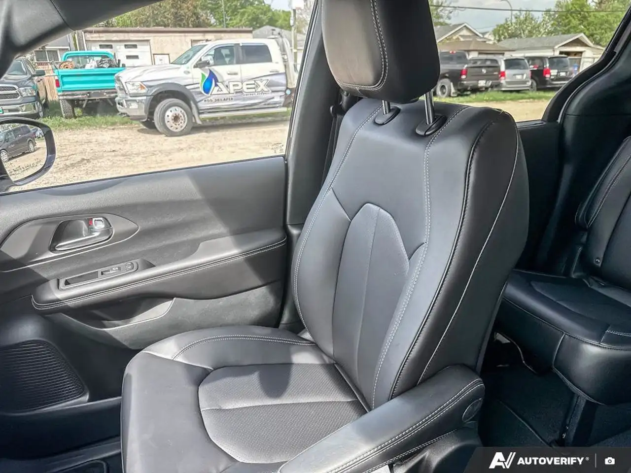 Chrysler Grand Caravan photo Chrysler Grand Caravan