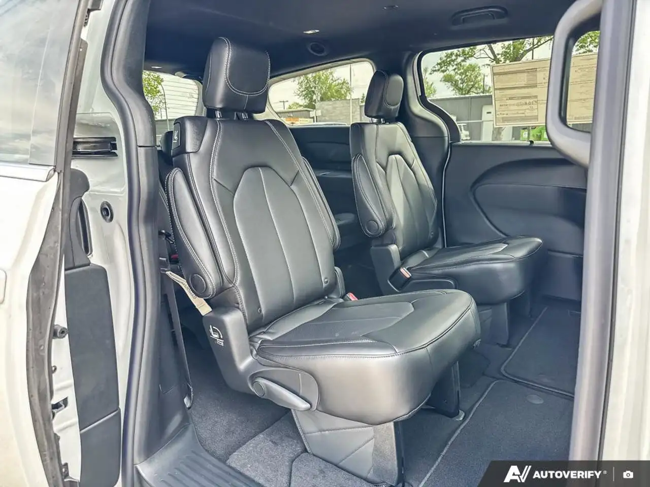 Chrysler Grand Caravan photo Chrysler Grand Caravan