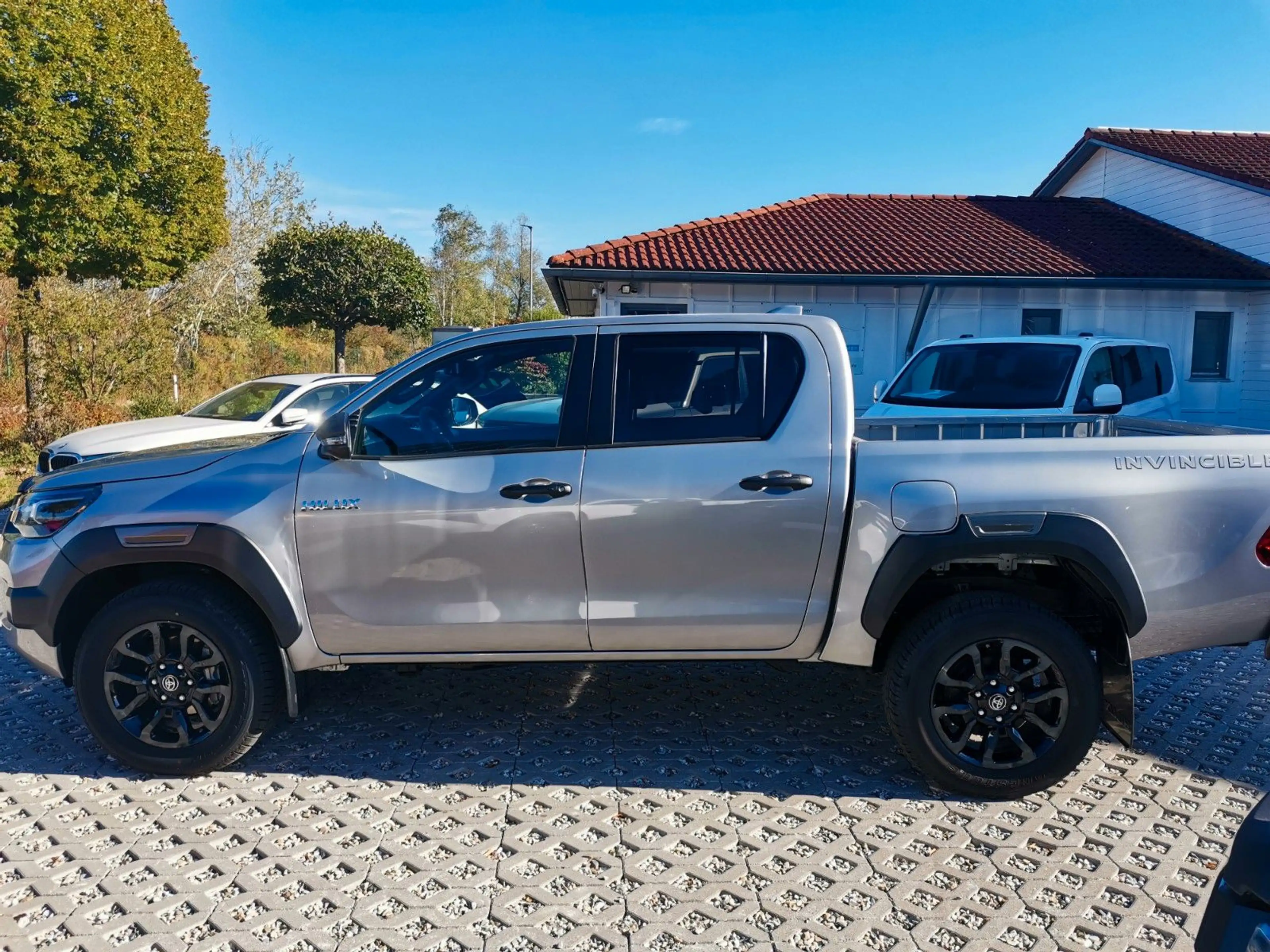 Toyota Hilux Invincible 2.8 Mild-Hybrid*360°*JBL*AHK* — photo 2