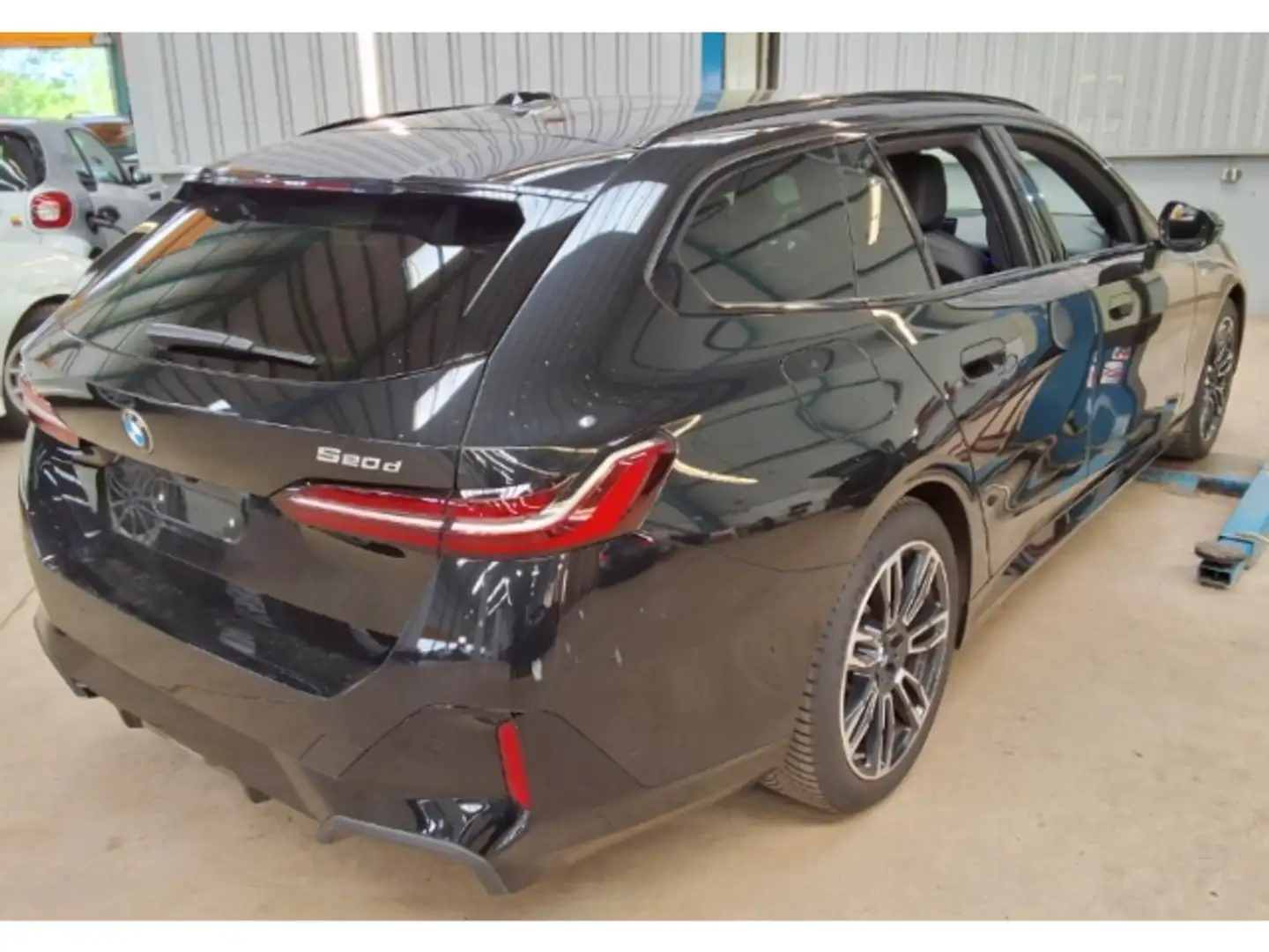 BMW 520 d xDrive Tour M SPort AHK Pano H/K StandHzg Travel Zwart - 2
