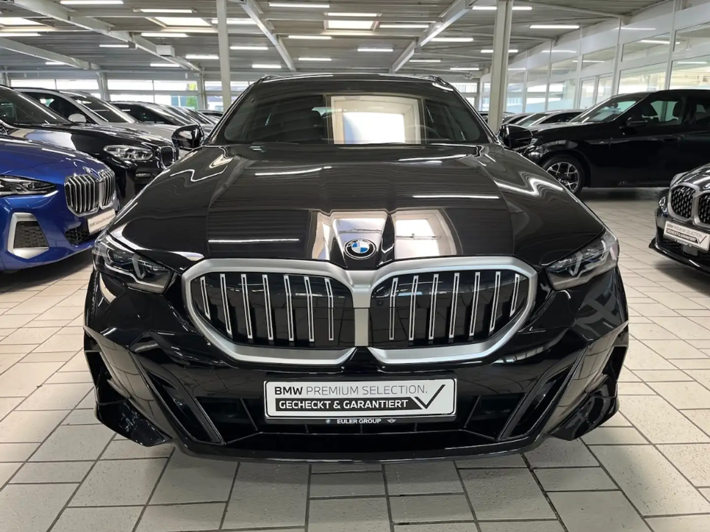 BMW 520 d xDrive Tour M Sport AHK Pano H/K StandHzg Travel Schwarz - 2