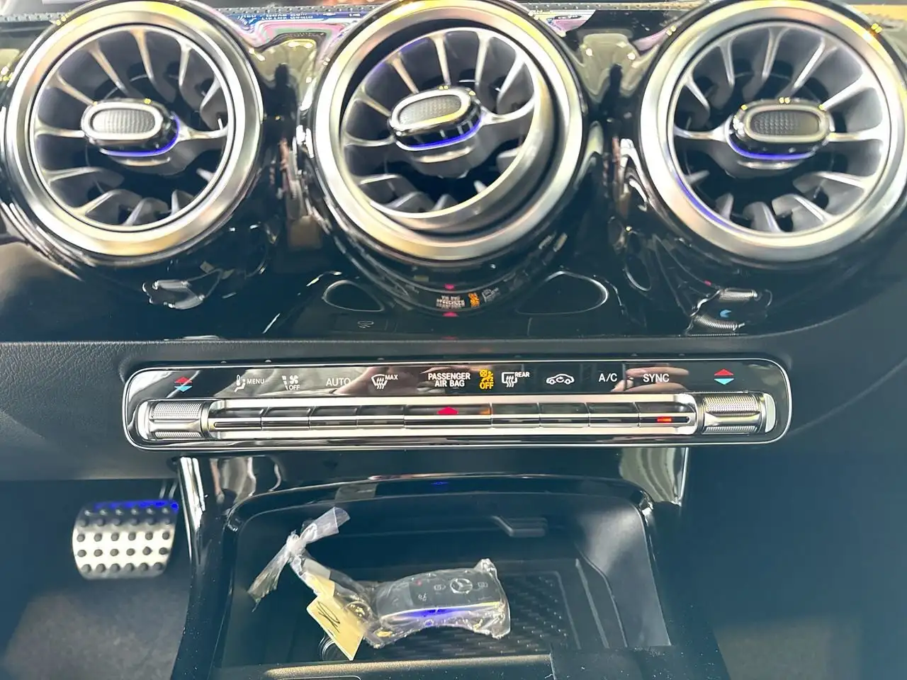 Mercedes-Benz CLA снимка Mercedes-Benz CLA