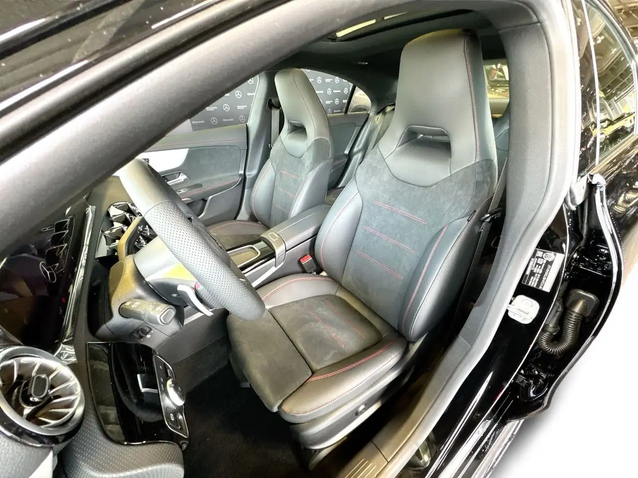 Mercedes-Benz CLA снимка Mercedes-Benz CLA