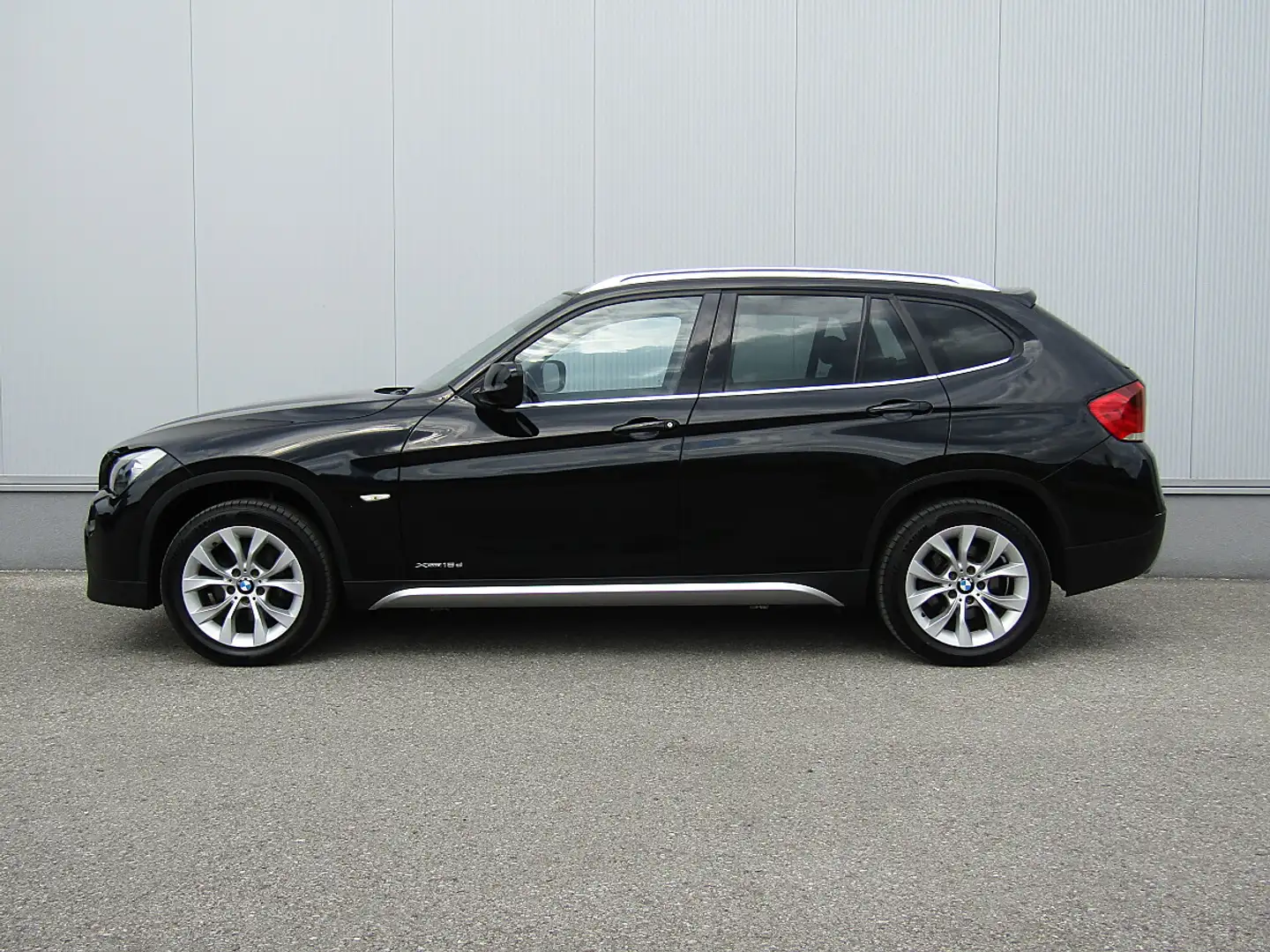 BMW X1 xDrive 18d Schwarz - 2