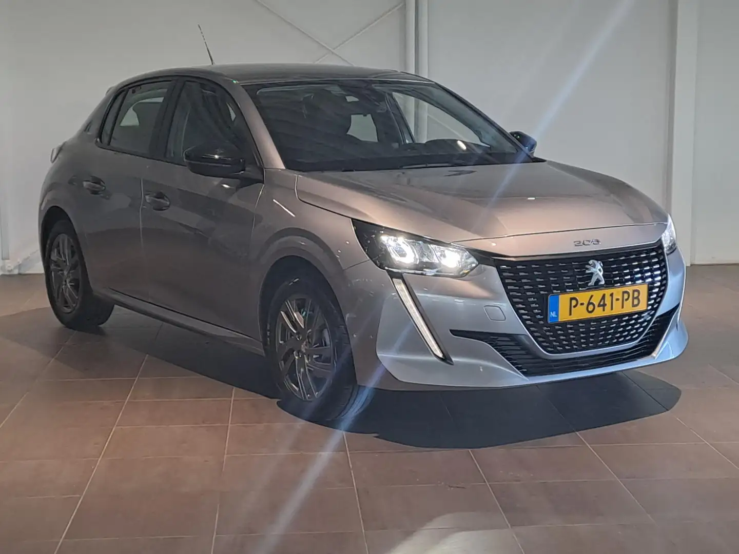 Peugeot 208 1.2 Active Pack PARKEERSENSOREN ACHTER | CARPLAY | Grau - 2