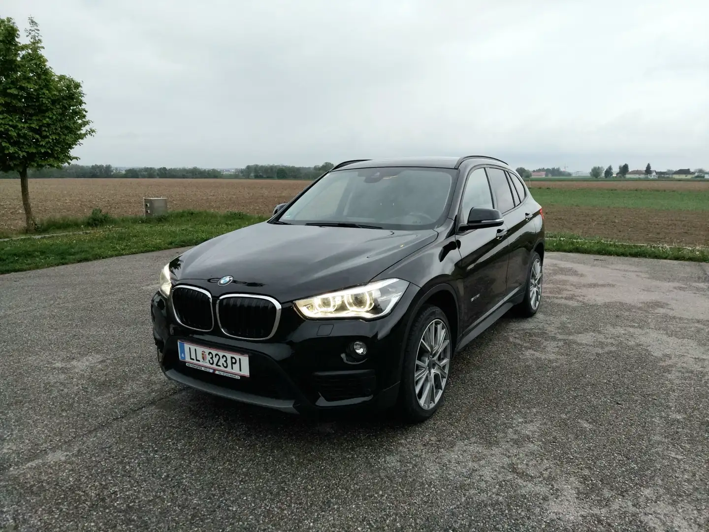 BMW X1 sDrive18i Advantage Aut. Schwarz - 1