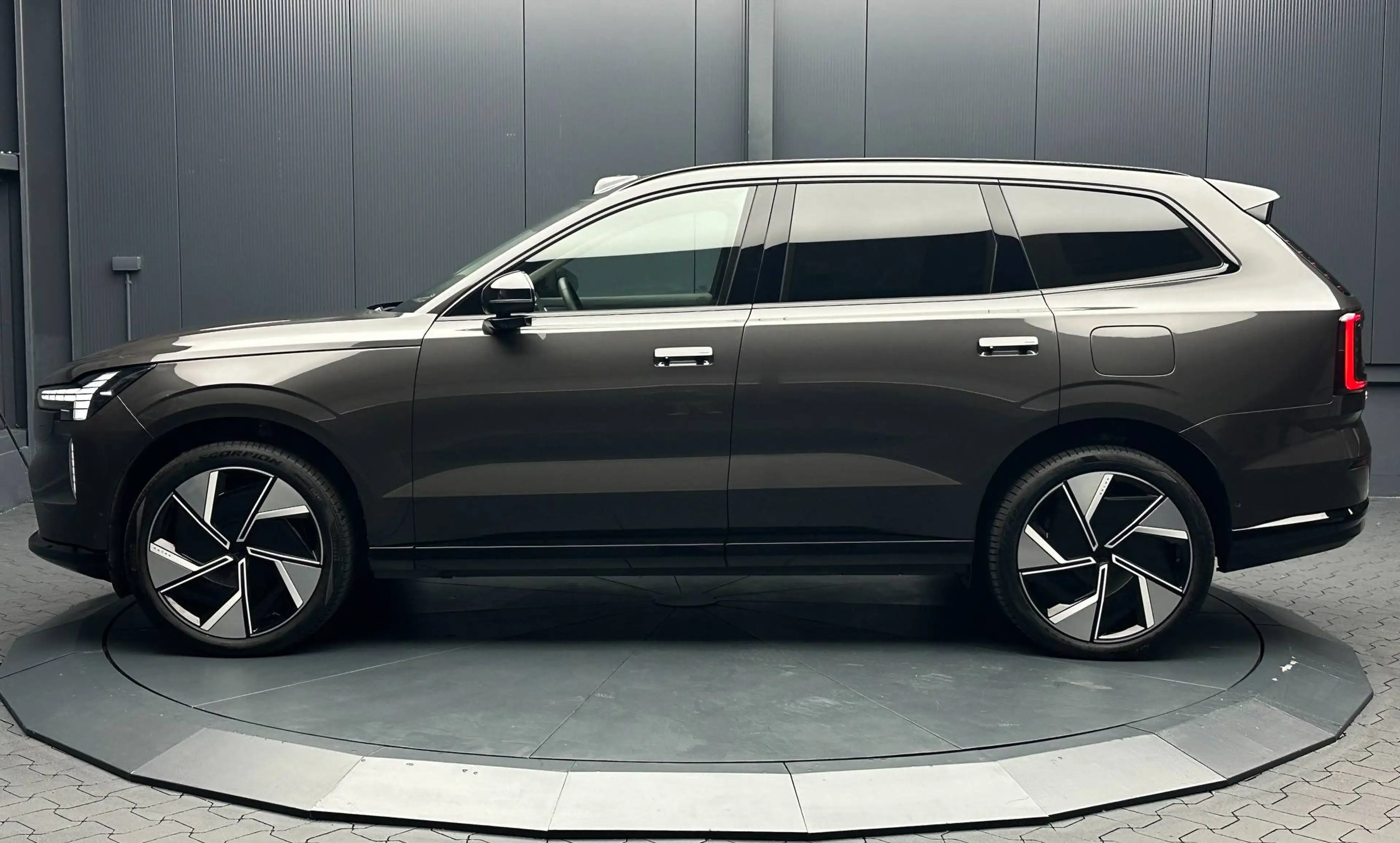 Volvo EX90 Ultra Pure Electric AWD *22Zoll*AHK*Winter-Paket*7-SITZE* — photo 2