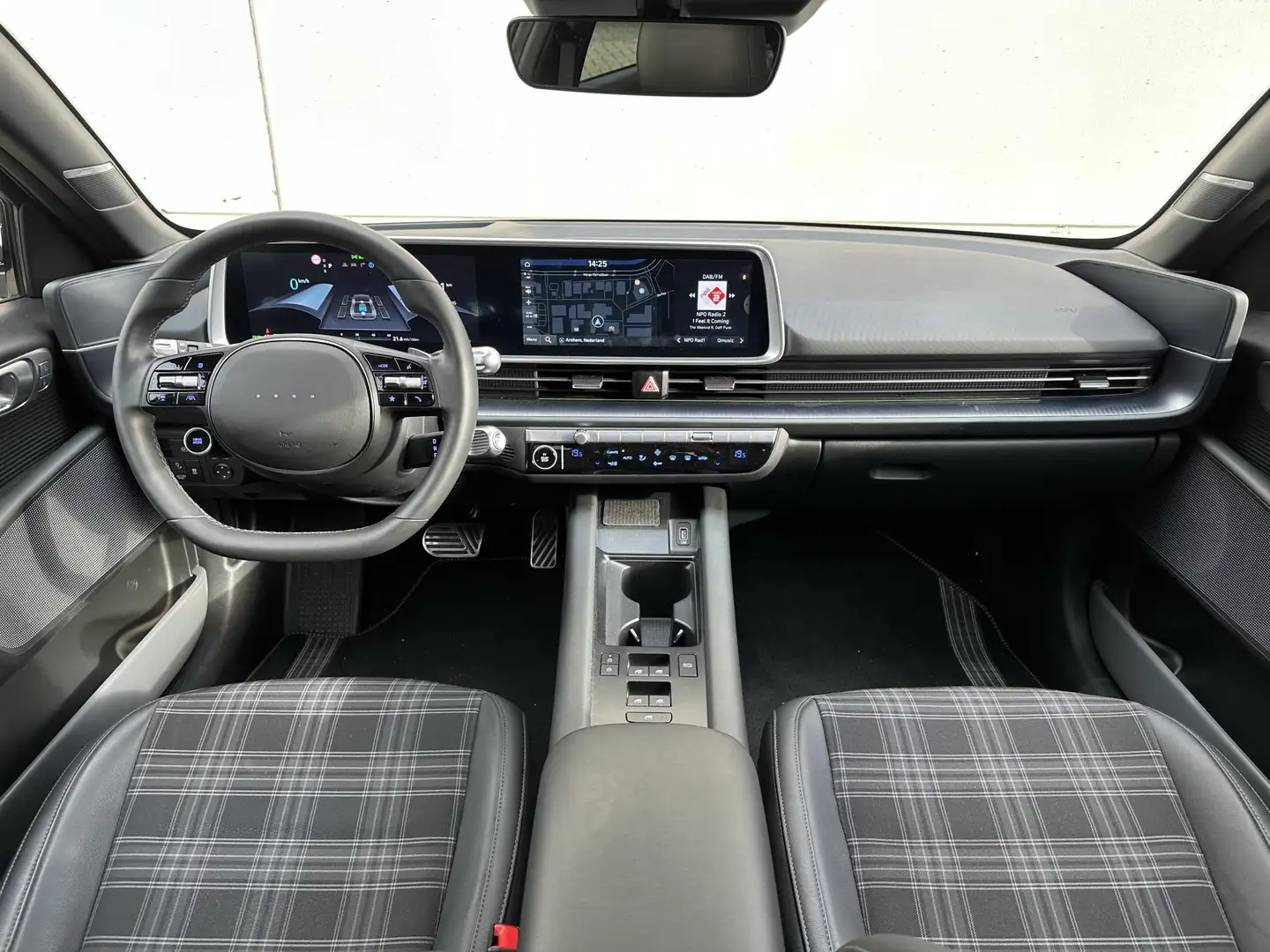 Hyundai IONIQ 6 First Edition AWD 77 kWh / Stoelverwarming Voor + Grijs - 2