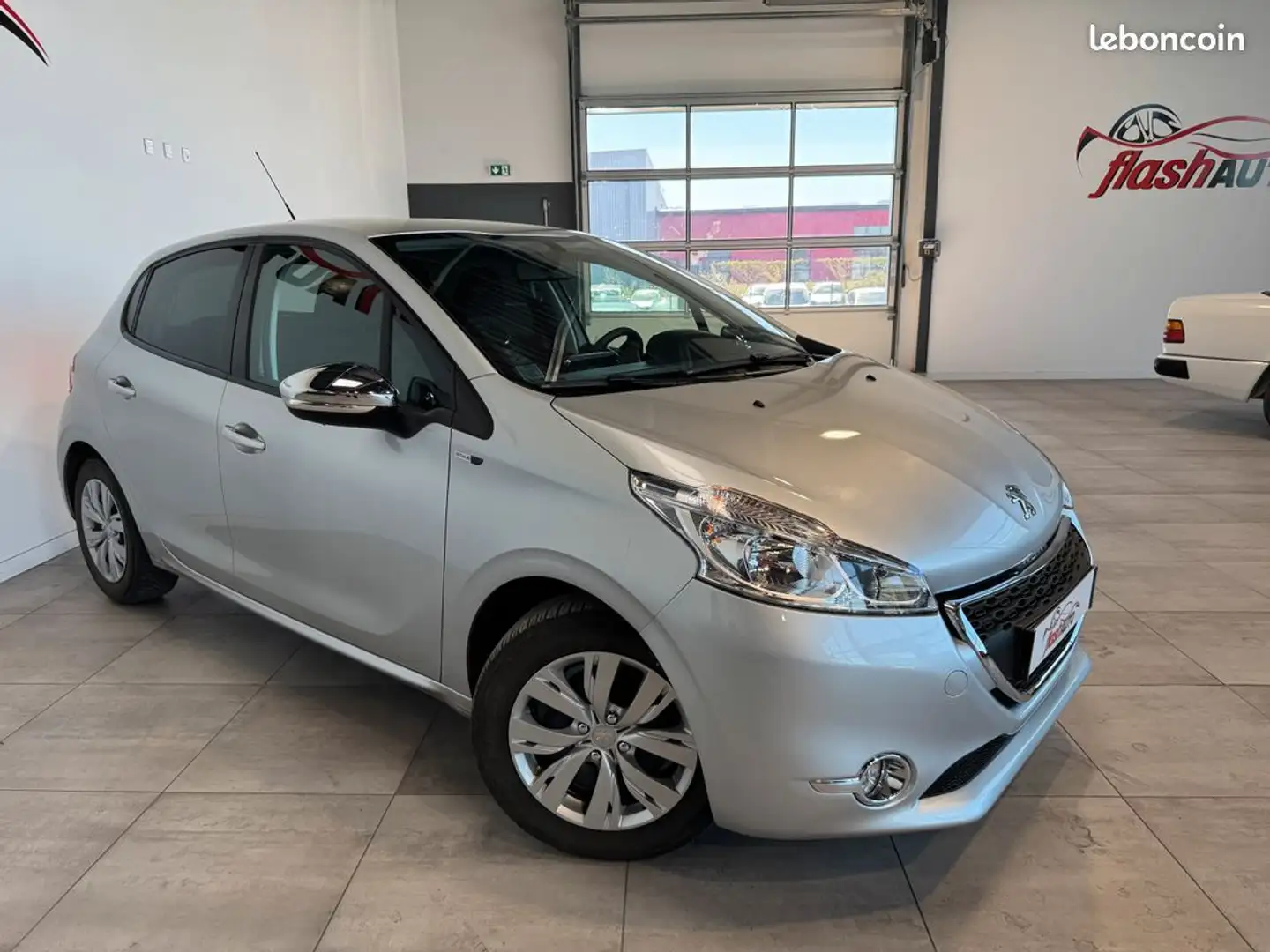 Peugeot 208 VTi 82cv STYLE-2015 Gris - 2