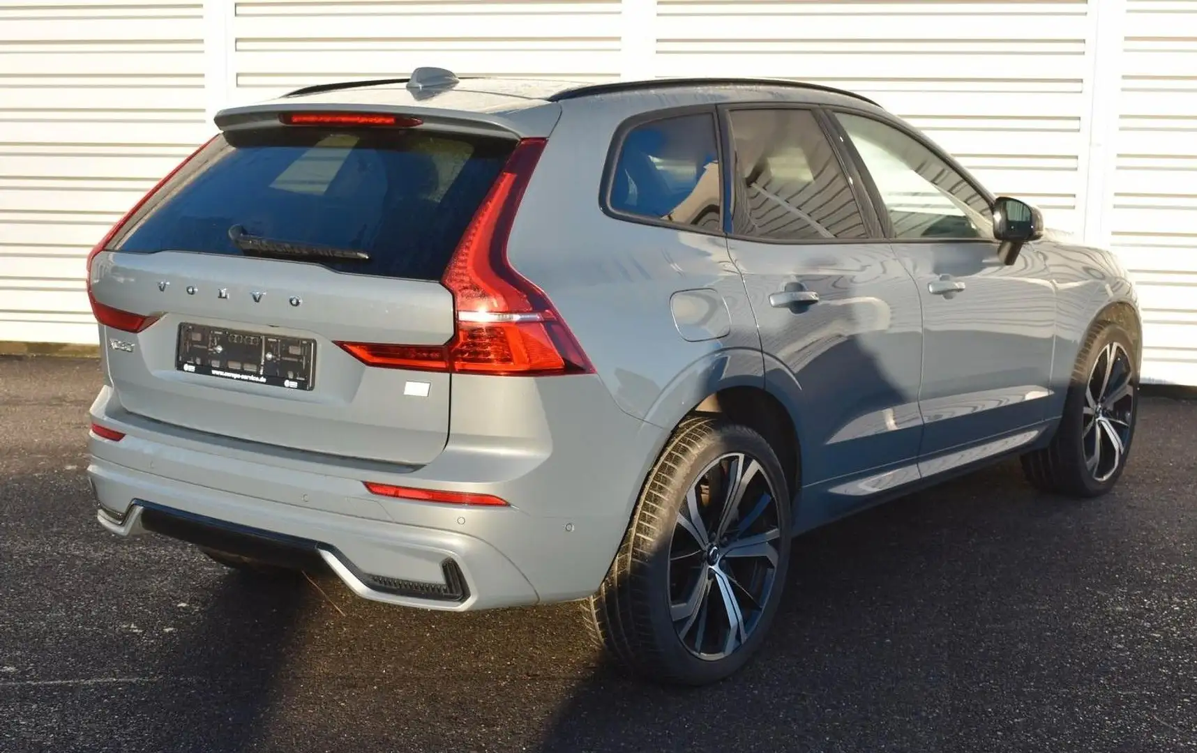 Volvo XC60 T6 PLUS DARK Recharge Plug-In Hybrid AWD Gris - 2
