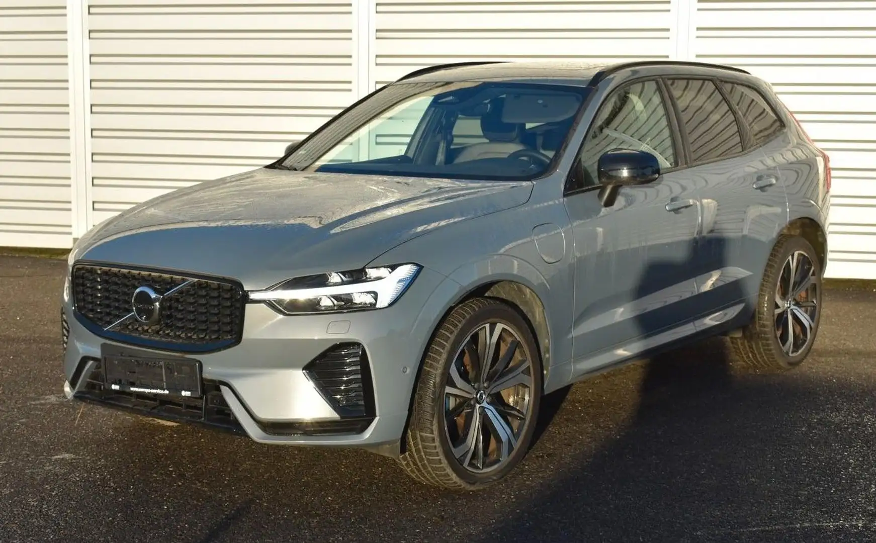 Volvo XC60 T6 PLUS DARK Recharge Plug-In Hybrid AWD Gris - 1
