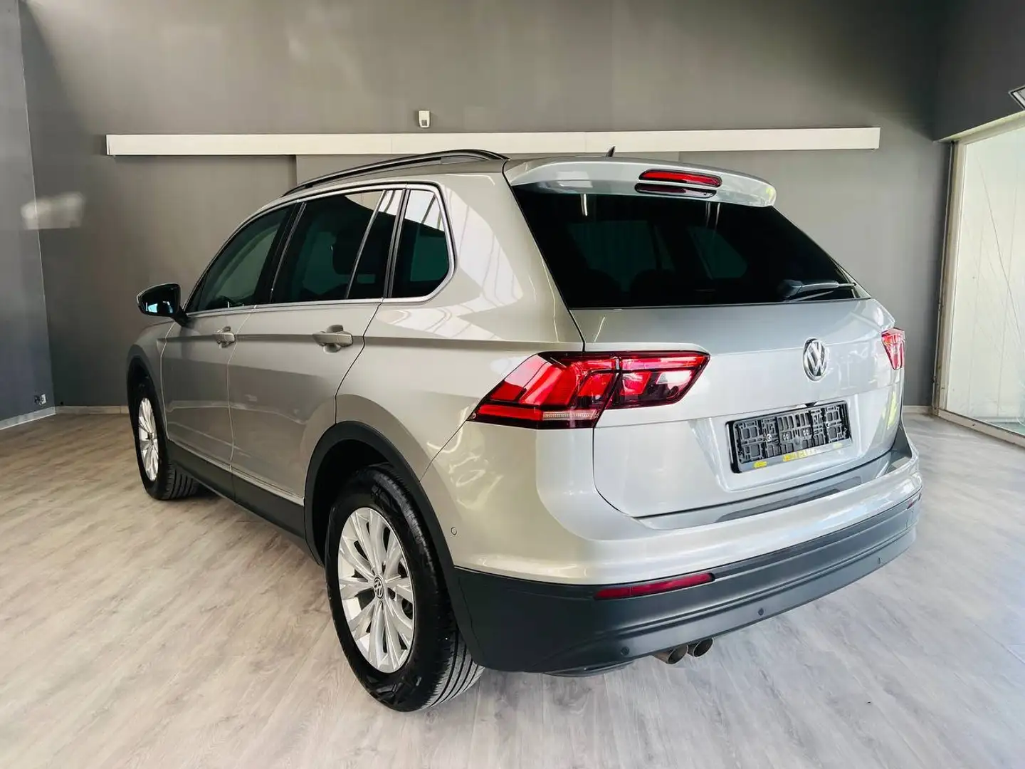 Volkswagen Tiguan Tiguan 2.0/1JaarGarantie/Parkrhulp/Navi/CruisCntrl Zilver - 2