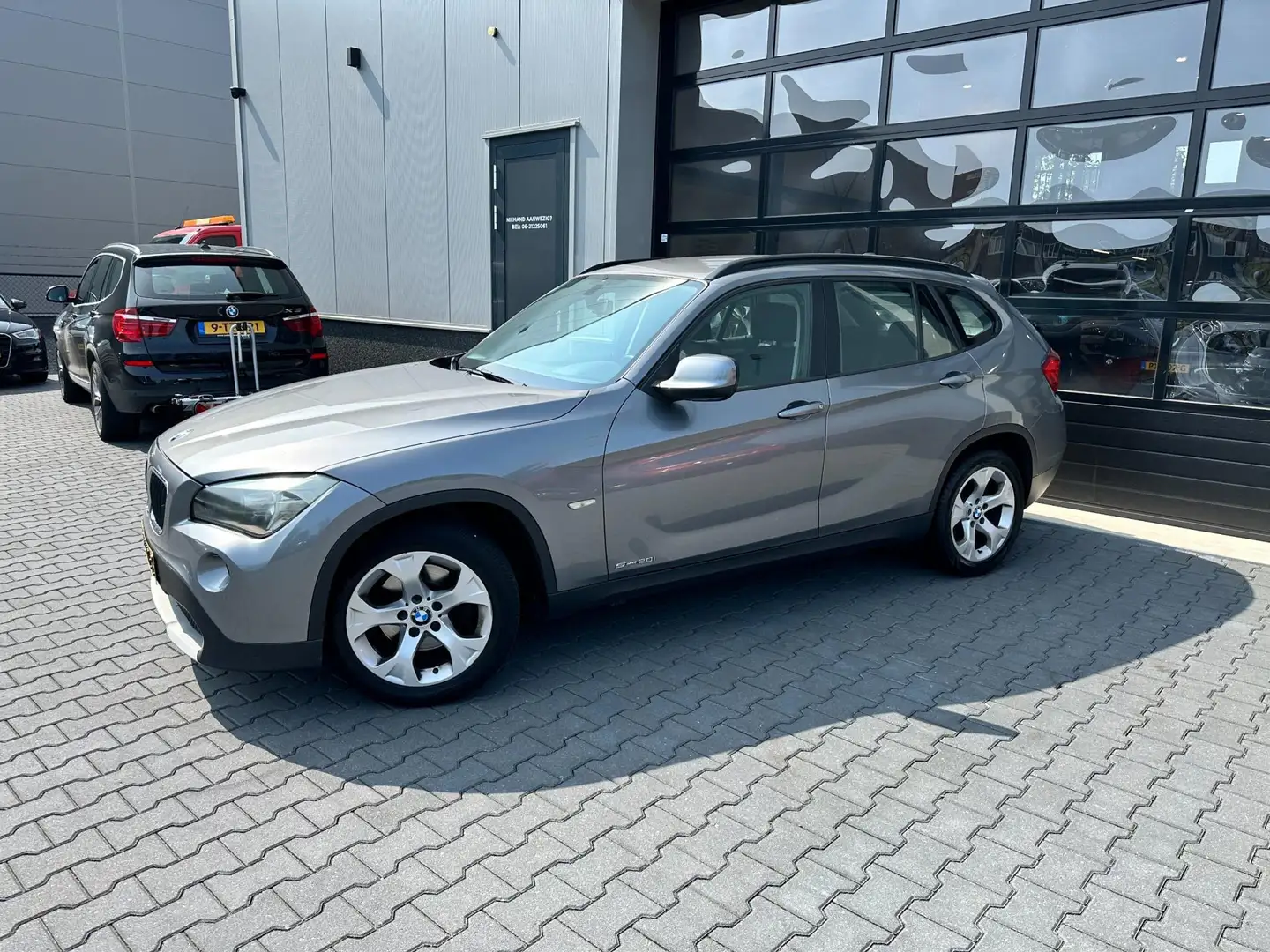 BMW X1 SDrive20i Business AUTOMAAT Grijs - 2