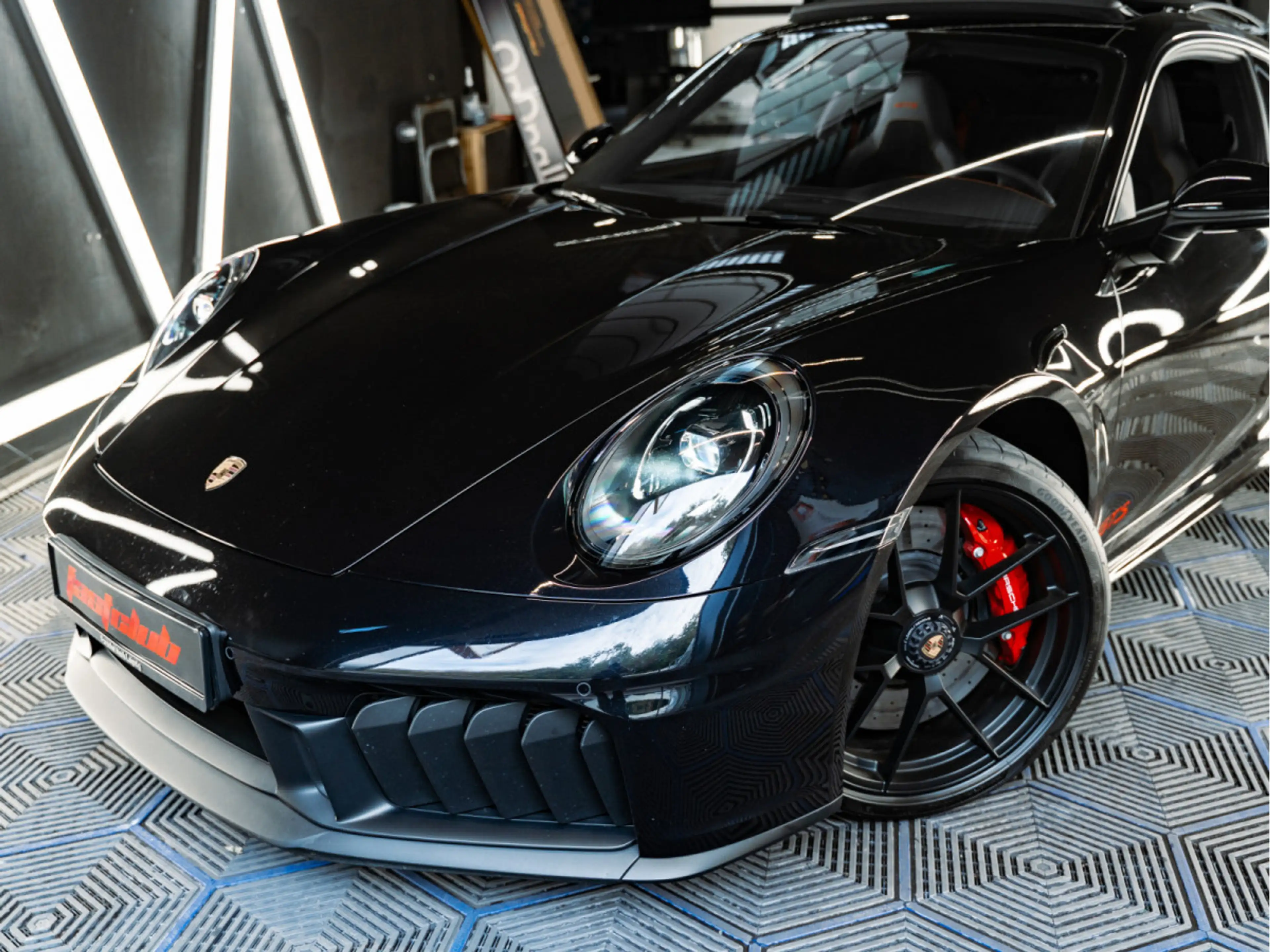 Porsche 911 992.2 GTS AERO-KIT Matrix Carbon-Dach Pano — photo 2