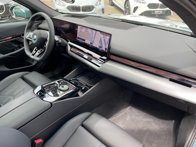 BMW 550 e xDrive Tour. M Sport || AHK Pano el.Sitze — photo 5